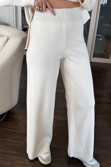 Dik Yaka Ekru Pantolonlu Triko Takım