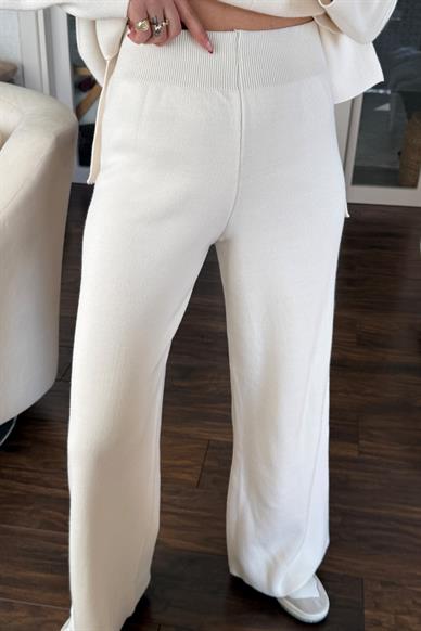 Dik Yaka Ekru Pantolonlu Triko Takım