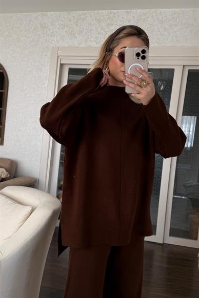Dik Yaka Kahve Pantolonlu Triko Takım