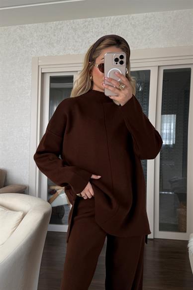 Dik Yaka Kahve Pantolonlu Triko Takım