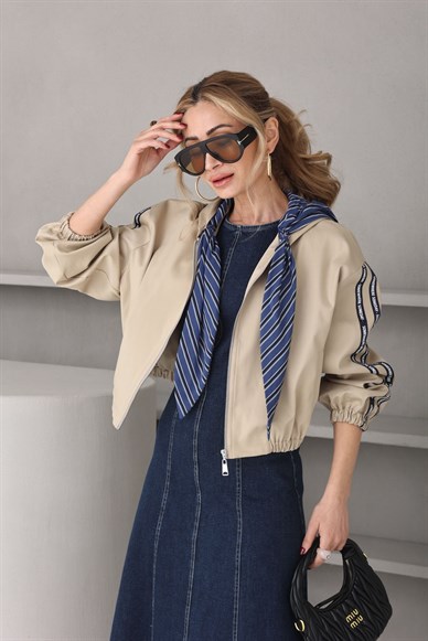 Fular Detay Kapişonlu Kısa Trenç