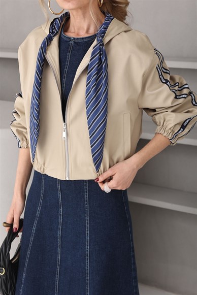 Fular Detay Kapişonlu Kısa Trenç