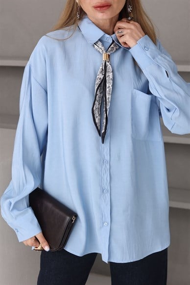 Fularlı Mavi Gömlek