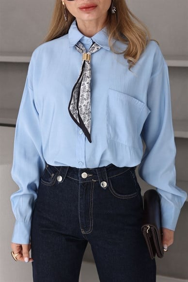 Fularlı Mavi Gömlek