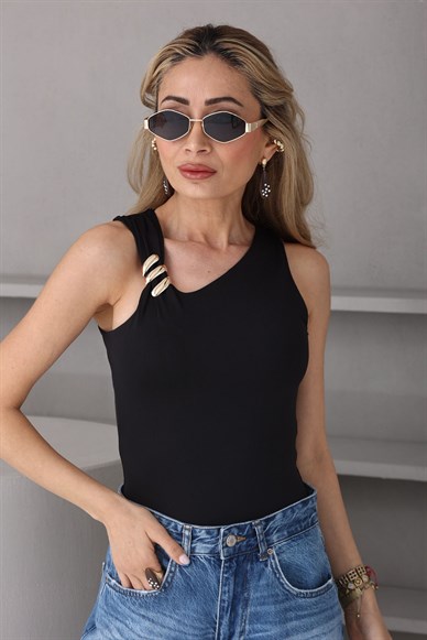 Gold Aksesuarlı Siyah Bluz