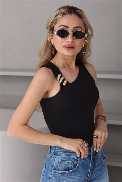 Gold Aksesuarlı Siyah Bluz