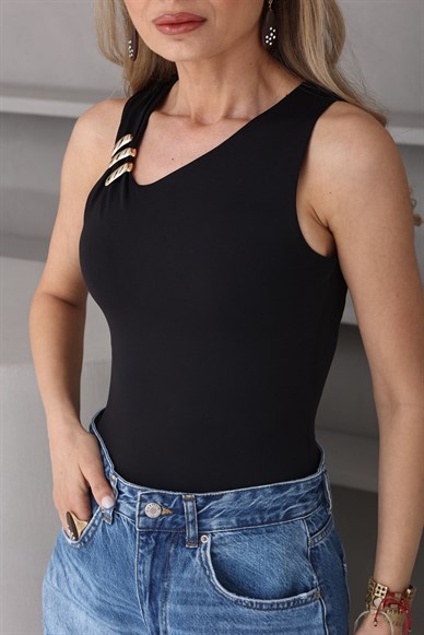 Gold Aksesuarlı Siyah Bluz