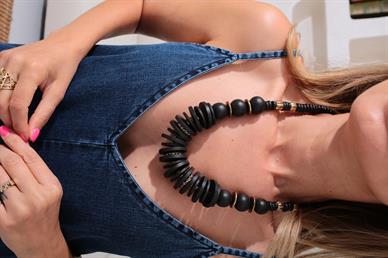 Gold Detay Siyah Ahşap Kolye