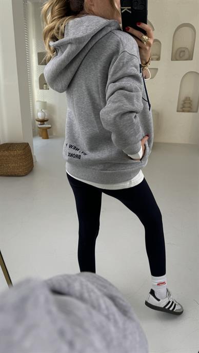 Gri Kapişonlu Nakışlı Sweatsirt