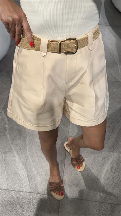 Hasır Kemerli Tek Pileli Krem Şort