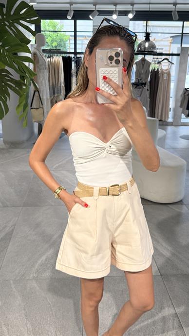 Hasır Kemerli Tek Pileli Krem Şort