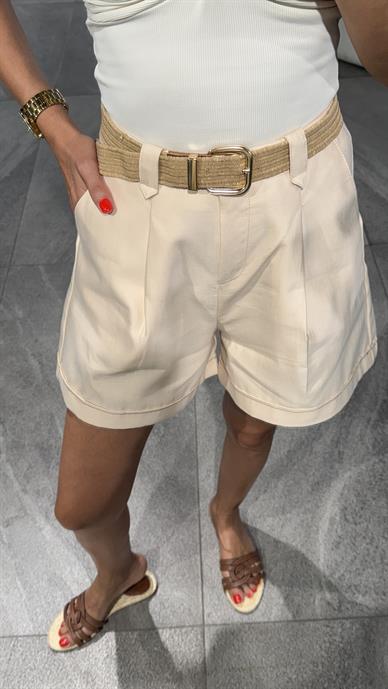 Hasır Kemerli Tek Pileli Krem Şort