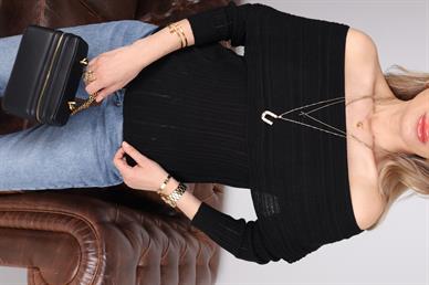 İnce Madonna Yaka Siyah Triko Kazak