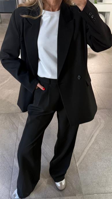 Kapak Cepli Siyah Blazer Ceket Takım