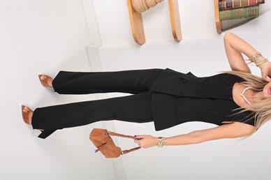 Kare Yaka Siyah Yelekli Takım