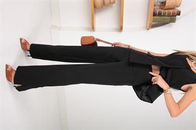 Kare Yaka Siyah Yelekli Takım