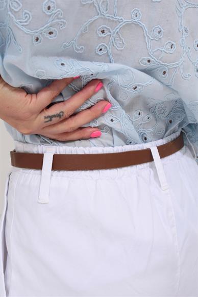 Kemerli Beyaz Şehir Boy Şort