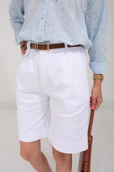 Kemerli Beyaz Şehir Boy Şort