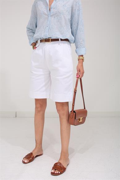 Kemerli Beyaz Şehir Boy Şort