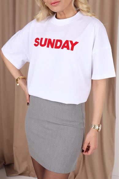 Kırmızı Sunday Baskılı Beyaz Basic Tshirt