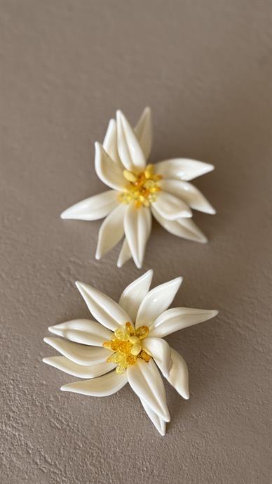 Krem Çiçekli Büyük Küpe