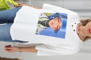 Mavi Şapkalı Kadın Baskılı Tshirt