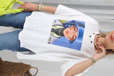 Mavi Şapkalı Kadın Baskılı Tshirt