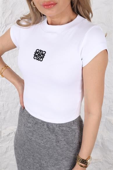 Nakışlı Dik Yaka Beyaz Basic