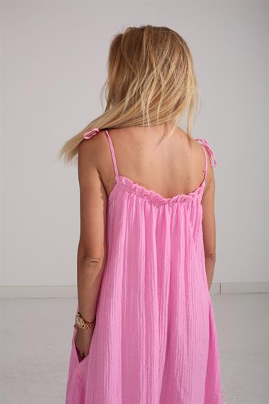 Omuzu Bağcıklı Astarlı Pembe Krinkıl Elbise