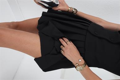 Pileli Kısa Etekli Siyah Yelekli Takım