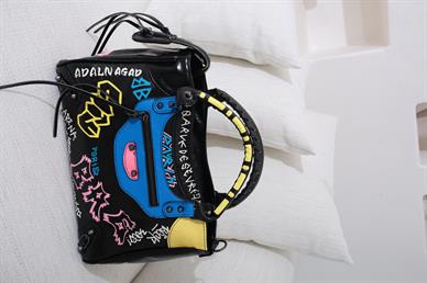 Renkli Yazı Baskılı Siyah İthal Çanta