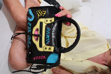 Renkli Yazı Baskılı Siyah Küçük İthal Çanta