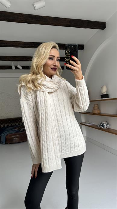 Saç Örgülü Ekru Şallı Kazak