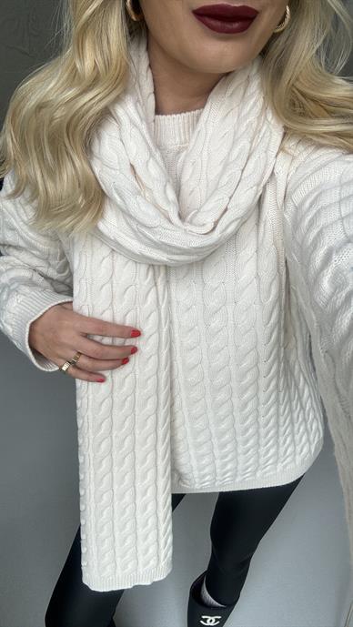 Saç Örgülü Ekru Şallı Kazak