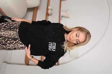Siyah Nakışlı Taş Baskılı Sweatshirt