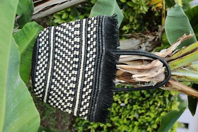 Siyah Püsküllü Hasır Çanta