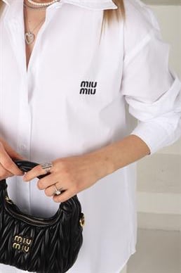 Siyah Yazı Nakışlı Uzun Gömlek