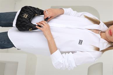 Siyah Yazı Nakışlı Uzun Gömlek