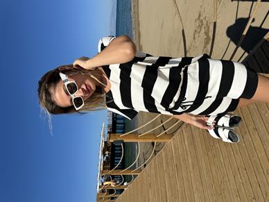 V Yaka Çizgili Şortlu Triko Takım