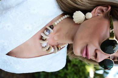 V Yaka Kolsuz Vatkalı Beyaz Elbise