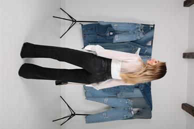 V Yaka Kopçalı Beyaz Crop Gömlek