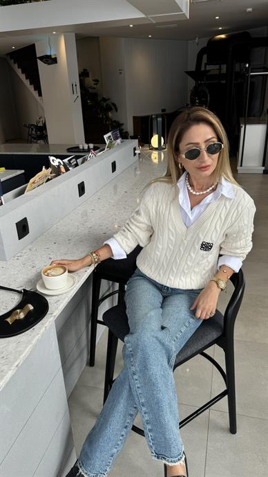 V Yaka Nakışlı Ekru Örgülü Kazak