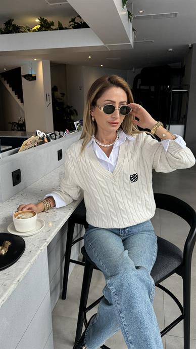 V Yaka Nakışlı Ekru Örgülü Kazak