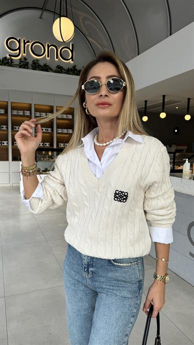 V Yaka Nakışlı Ekru Örgülü Kazak