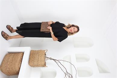 V Yaka Siyah Keten Elbise