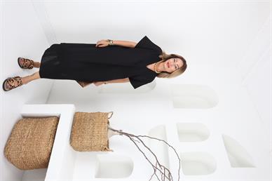 V Yaka Siyah Keten Elbise