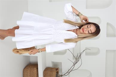 Yakası Güpürlü Kısa Katlı Beyaz Elbise