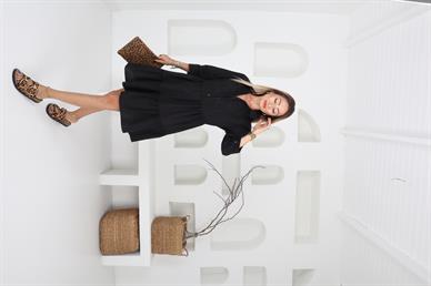 Yakası Güpürlü Kısa Katlı Siyah Elbise