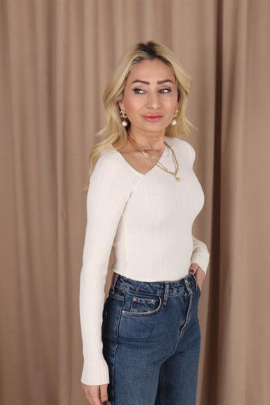 Yakası Simetrik Ekru Triko Kazak