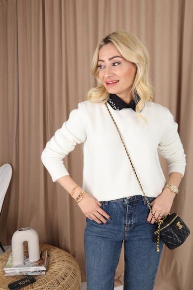 Yakası Taş İşli Ekru Triko Kazak